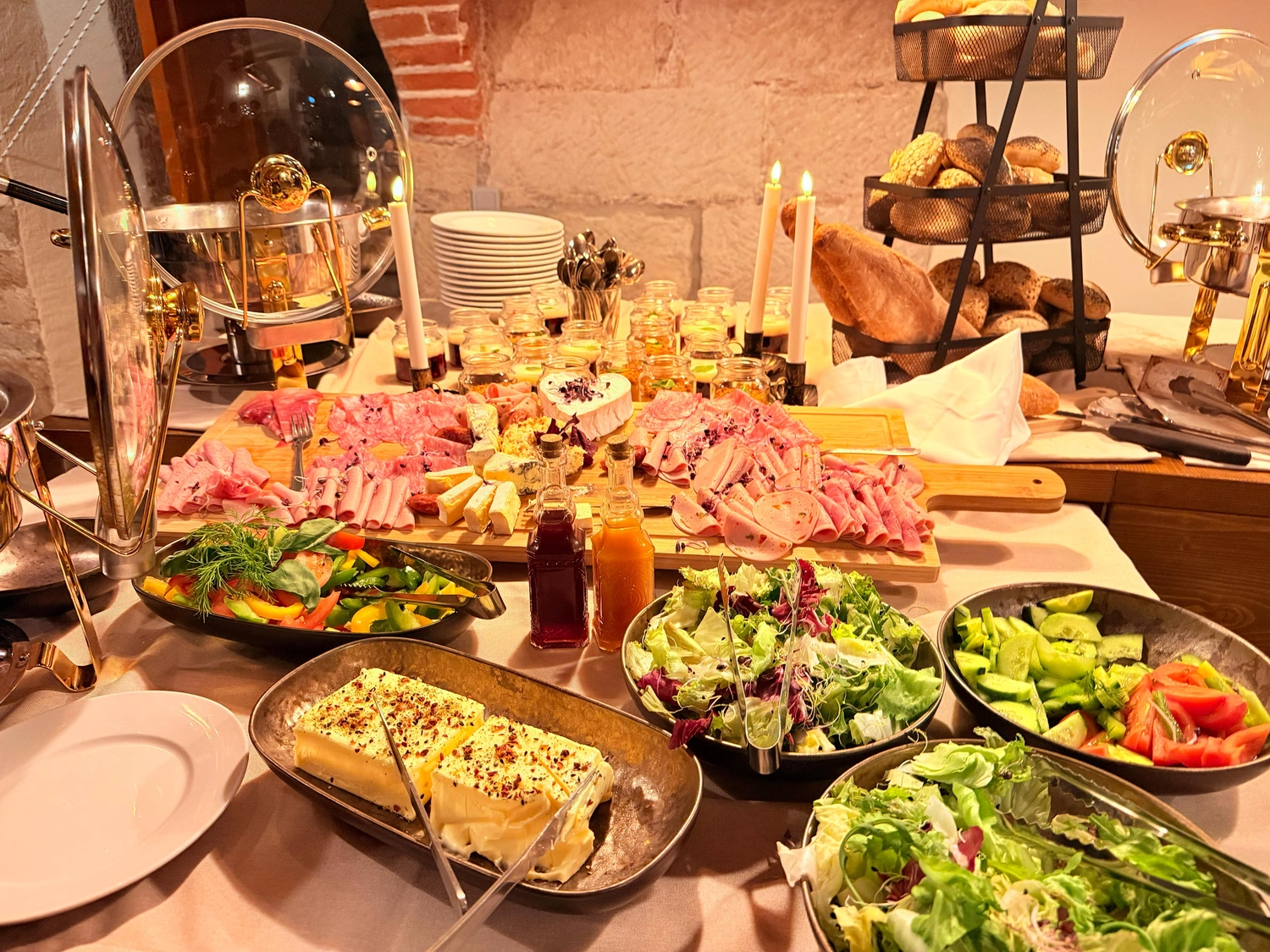 Königliche Schlossgastronomie – Dieses Bild zeigt ein Buffet-Catering mit bunten Salaten und verschiedenen Brotsorten.