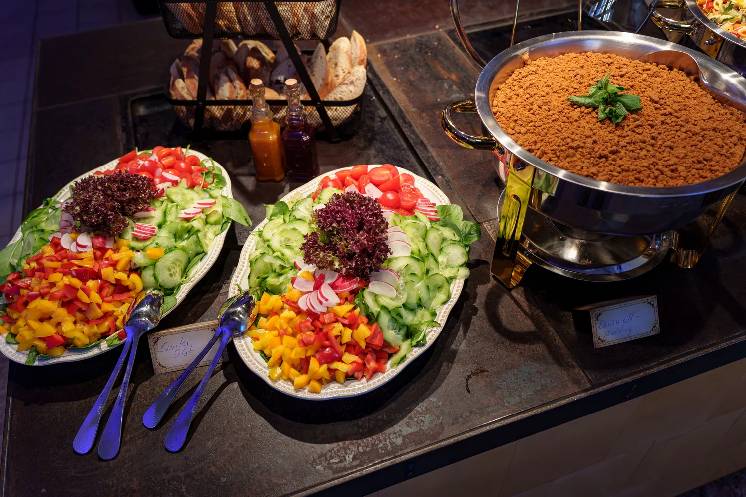 Königliche Schlossgastronomie – Dieses Bild zeigt ein Buffet-Catering mit bunten Salaten und verschiedenen Brotsorten.