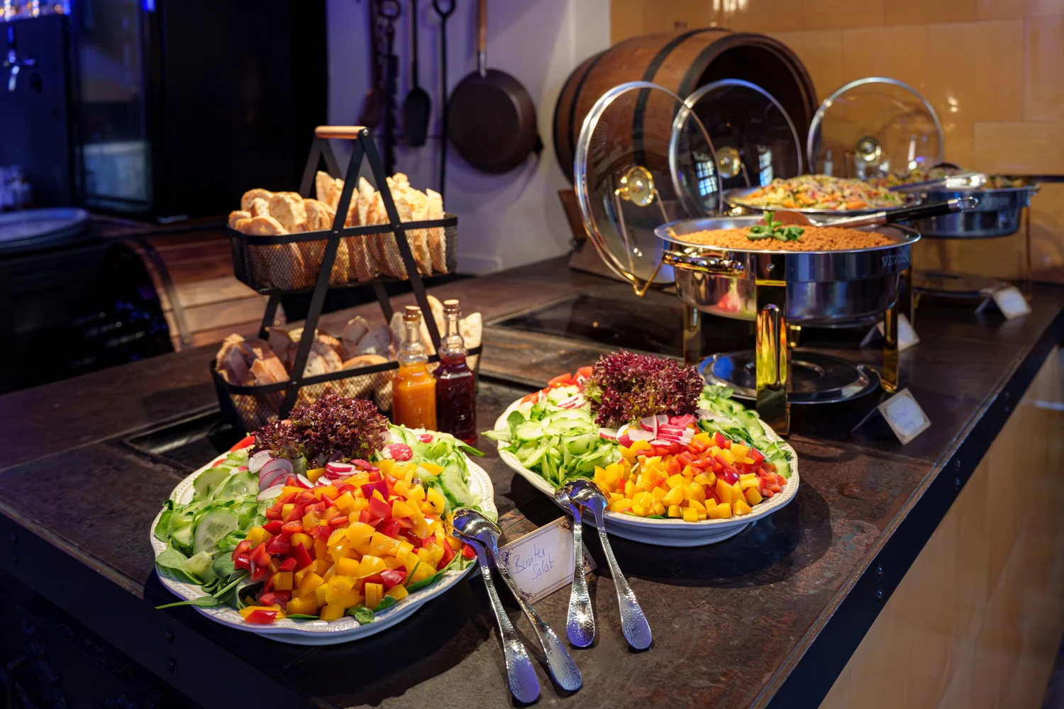 Königliche Schlossgastronomie – Dieses Bild zeigt ein Buffet-Catering mit bunten Salaten und verschiedenen Brotsorten.