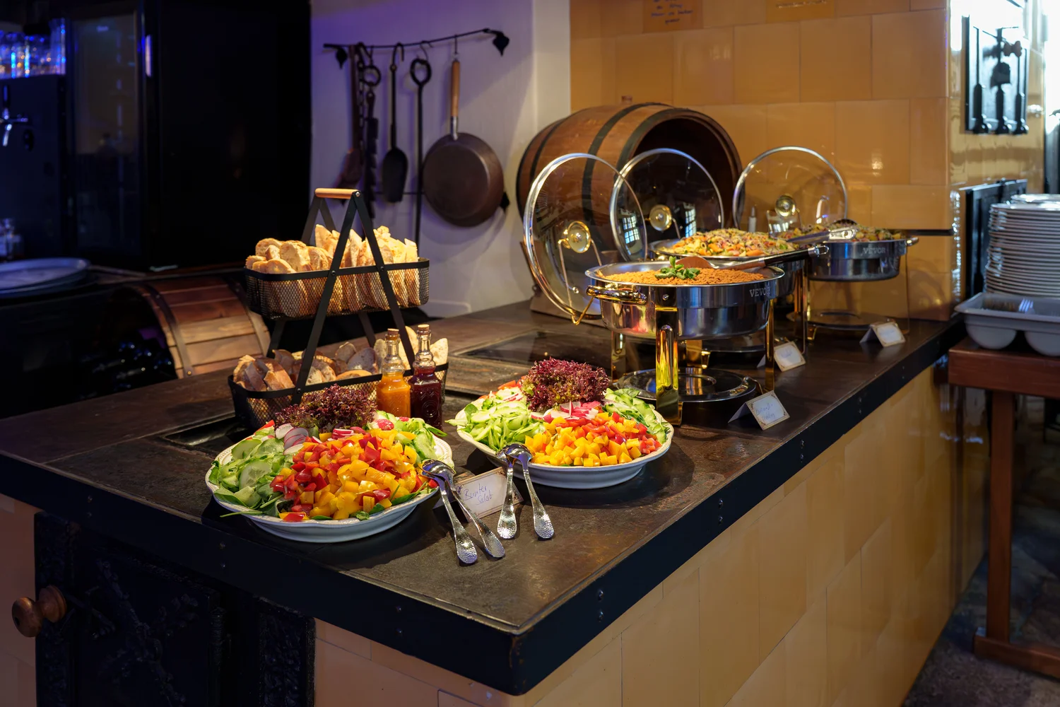 Königliche Schlossgastronomie – Dieses Bild zeigt ein Buffet-Catering mit bunten Salaten und verschiedenen Brotsorten.