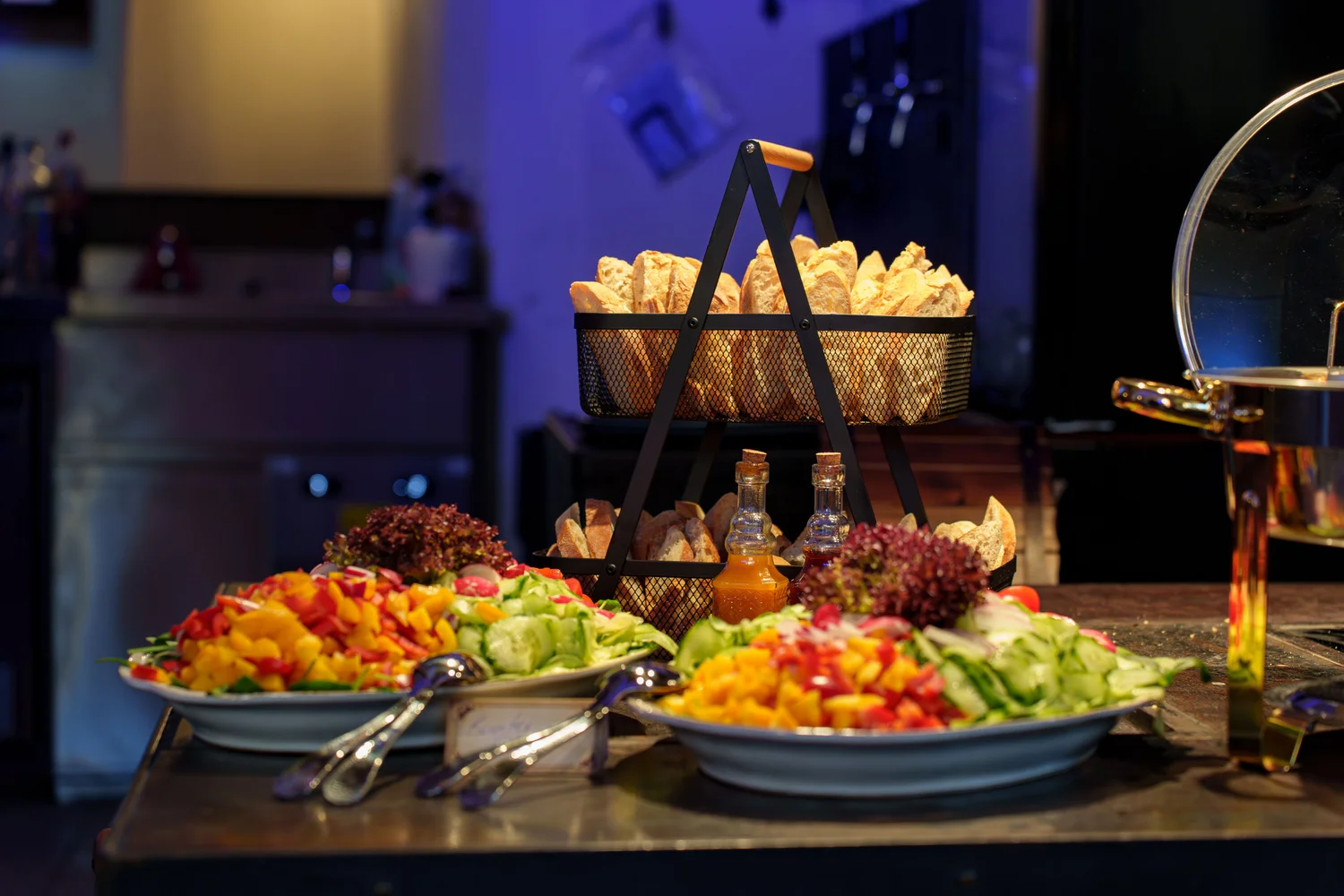 Königliche Schlossgastronomie – Dieses Bild zeigt ein Buffet-Catering mit bunten Salaten und verschiedenen Brotsorten.