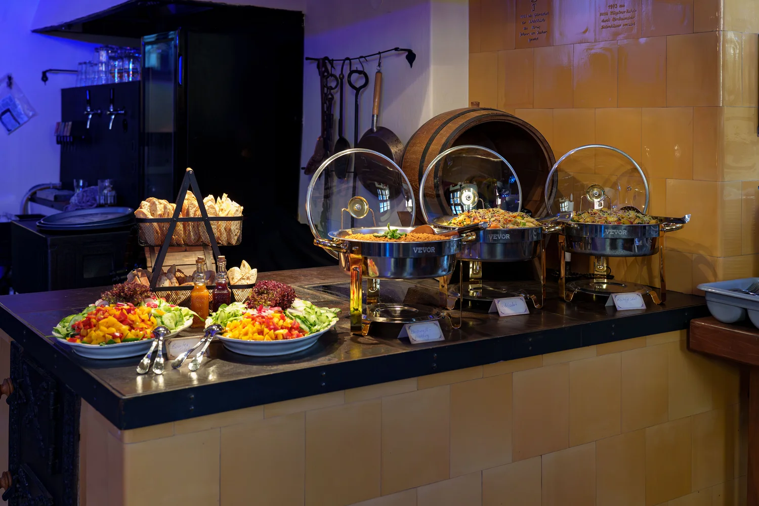 Königliche Schlossgastronomie – Dieses Bild zeigt ein Buffet-Catering mit bunten Salaten und verschiedenen Brotsorten.