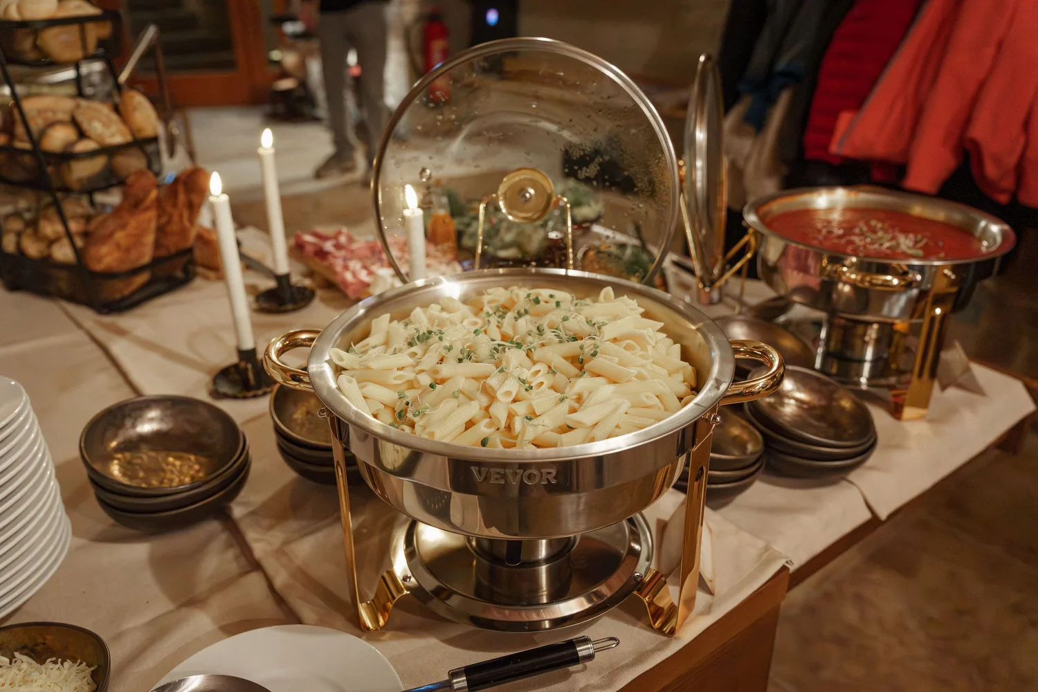 Königliche Schlossgastronomie – Das Bild zeigt ein Buffet mit einer Vielzahl von Gerichten, darunter warme Speisen in Warmhaltebehältern, frische Salate und eine Platte mit verschiedenen Fleisch- und Käsesorten.