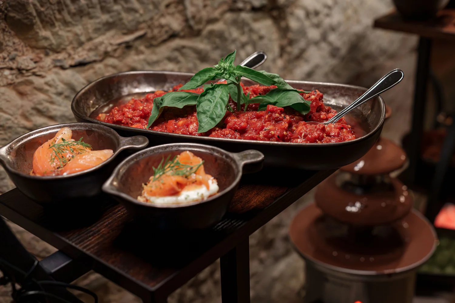 Königliche Schlossgastronomie – Dieses Bild zeigt eine Auswahl mediterraner oder italienischer Vorspeisengerichte, wahrscheinlich von einem Buffet oder einem Spezialitätenrestaurant in Karatschi.